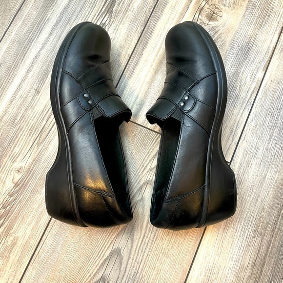 CLARKS May Marigold Black Leather Slip-On Shoes | Size 8.5 - Picture 1 of 9
